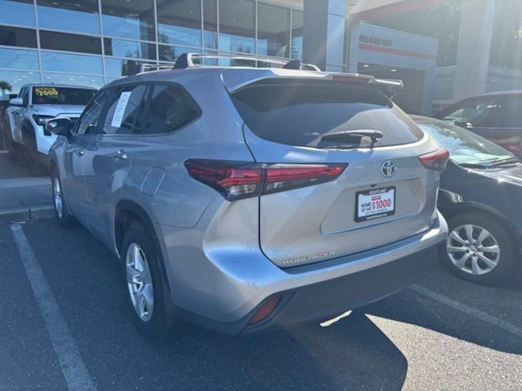 Used 2023 Toyota Highlander Hybrid LE SUV