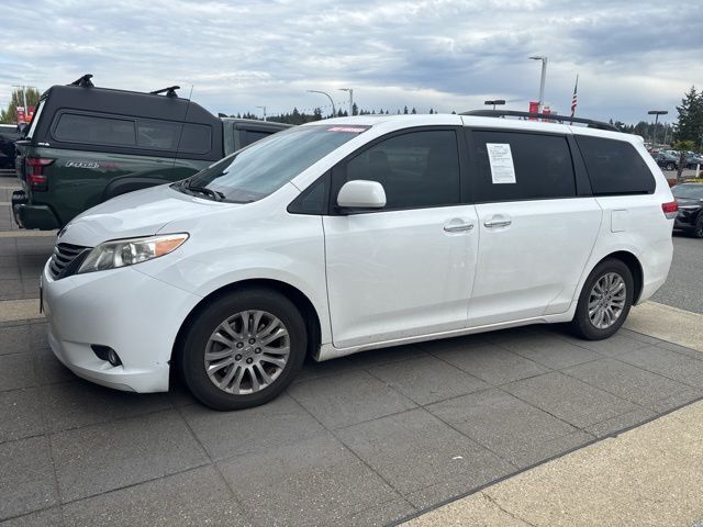 2013 Toyota Sienna XLE V6 8 Passenger photo 6