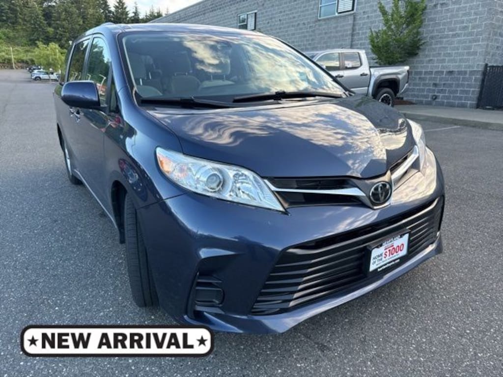 Used 2018 Toyota Sienna LE 8 Passenger Van Passenger Van