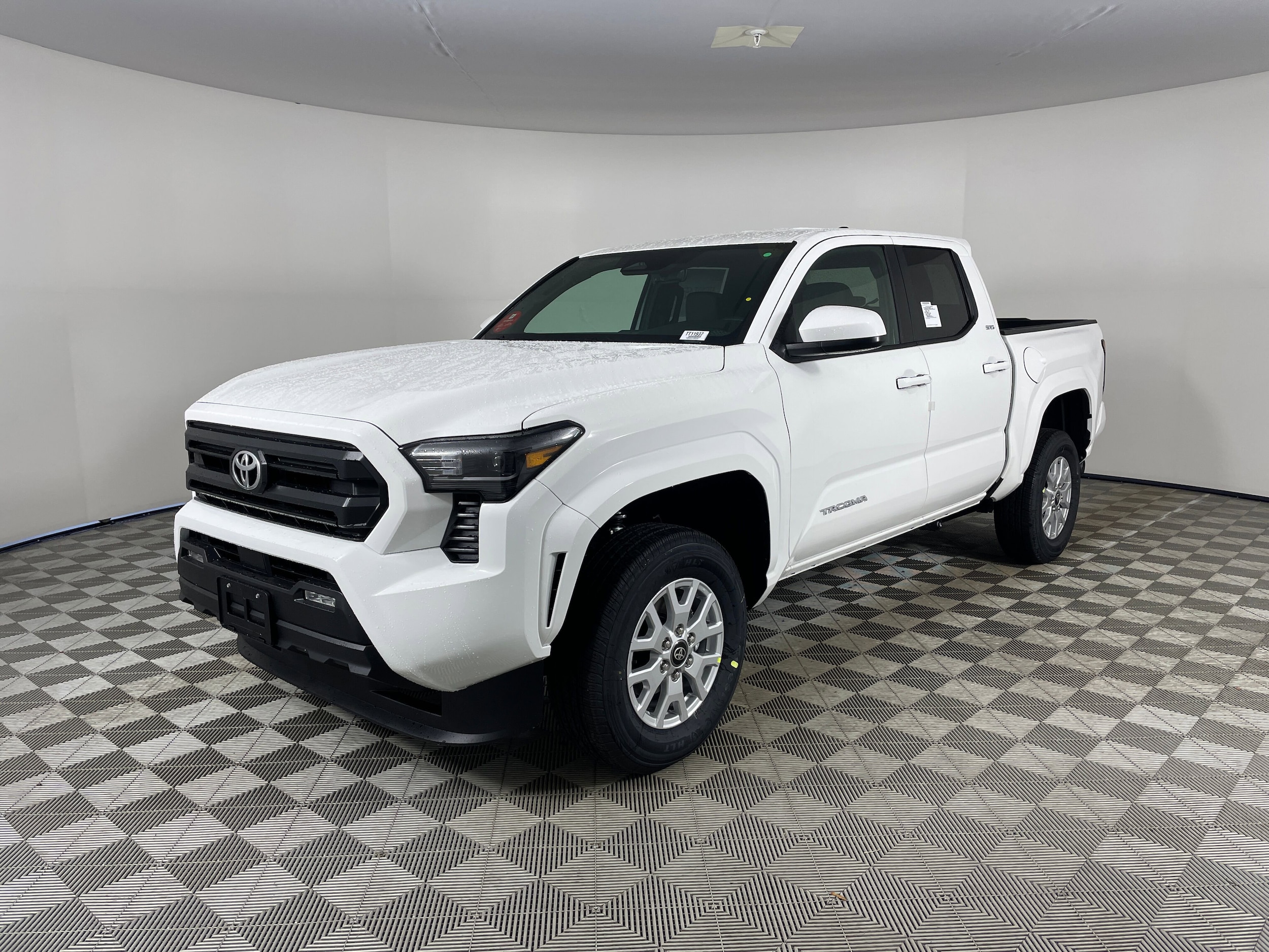 2025 Toyota Tacoma SR5's photo