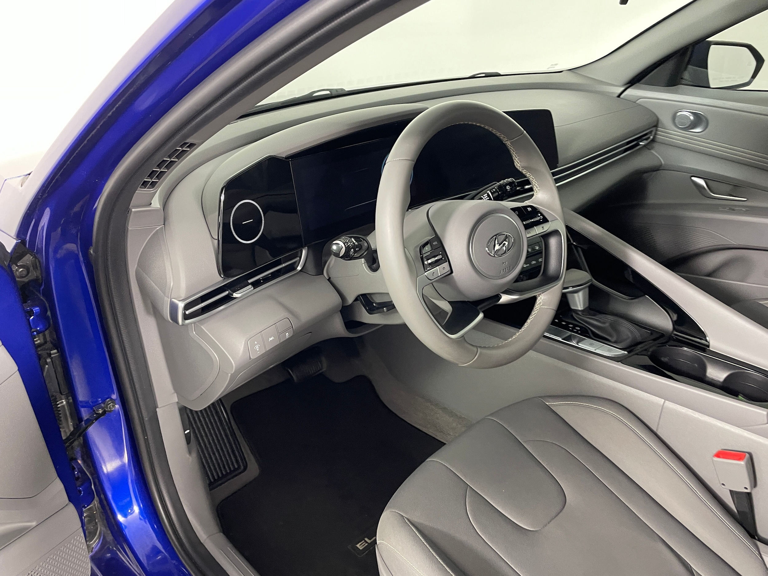 2023 Hyundai Elantra SEL photo 2