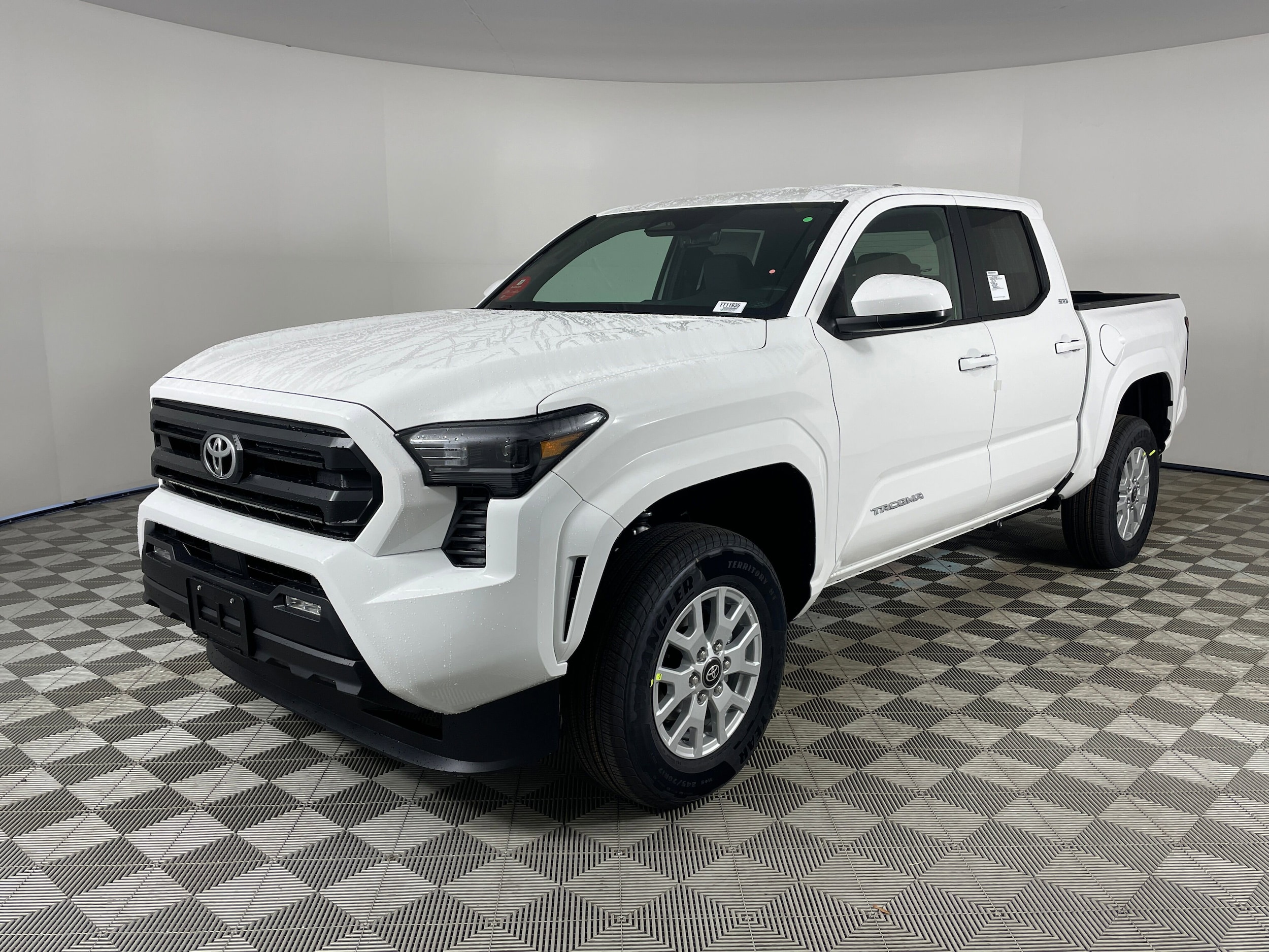 2025 Toyota Tacoma SR5's photo