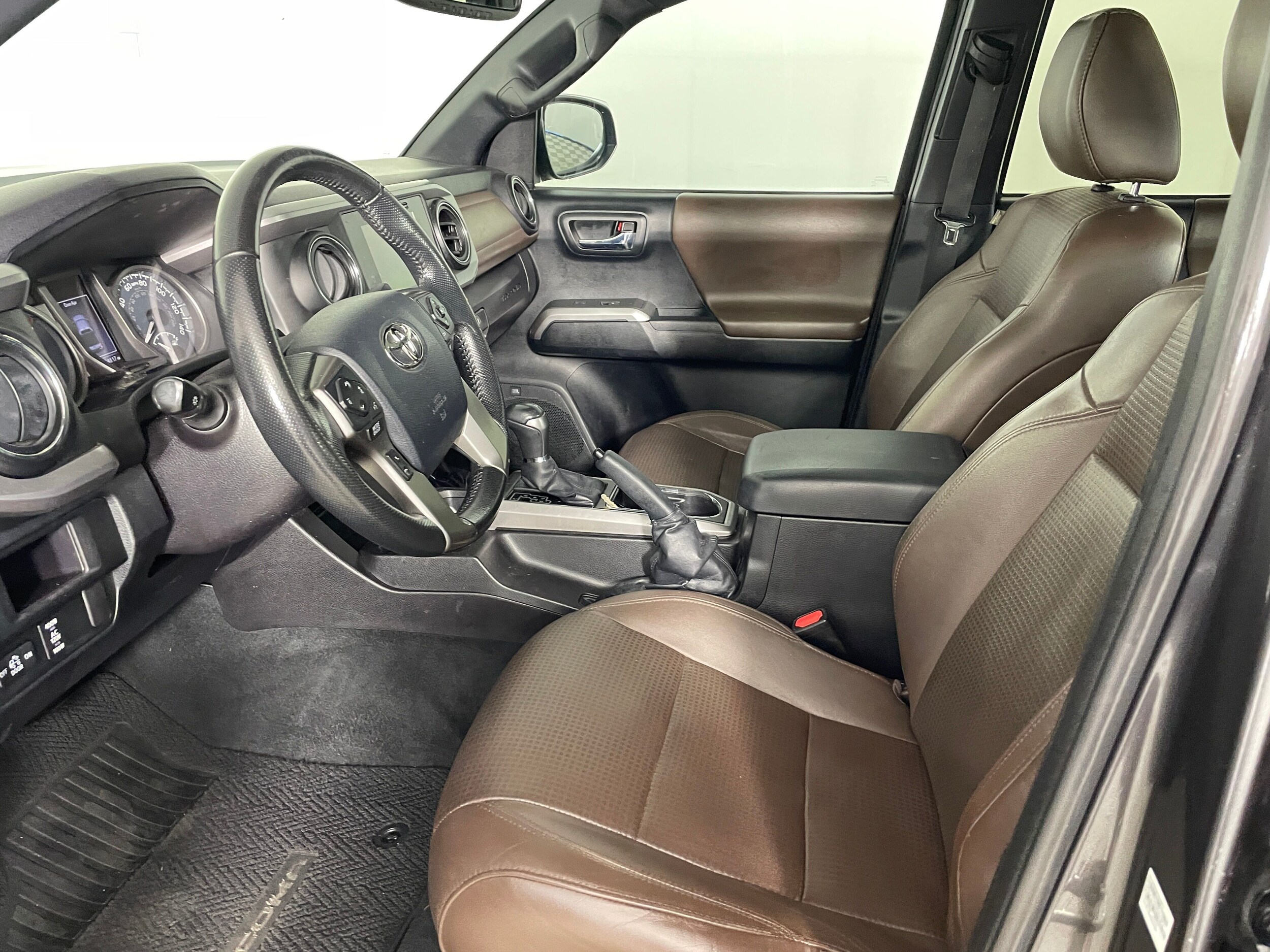 2016 Toyota Tacoma Limited V6 photo 2