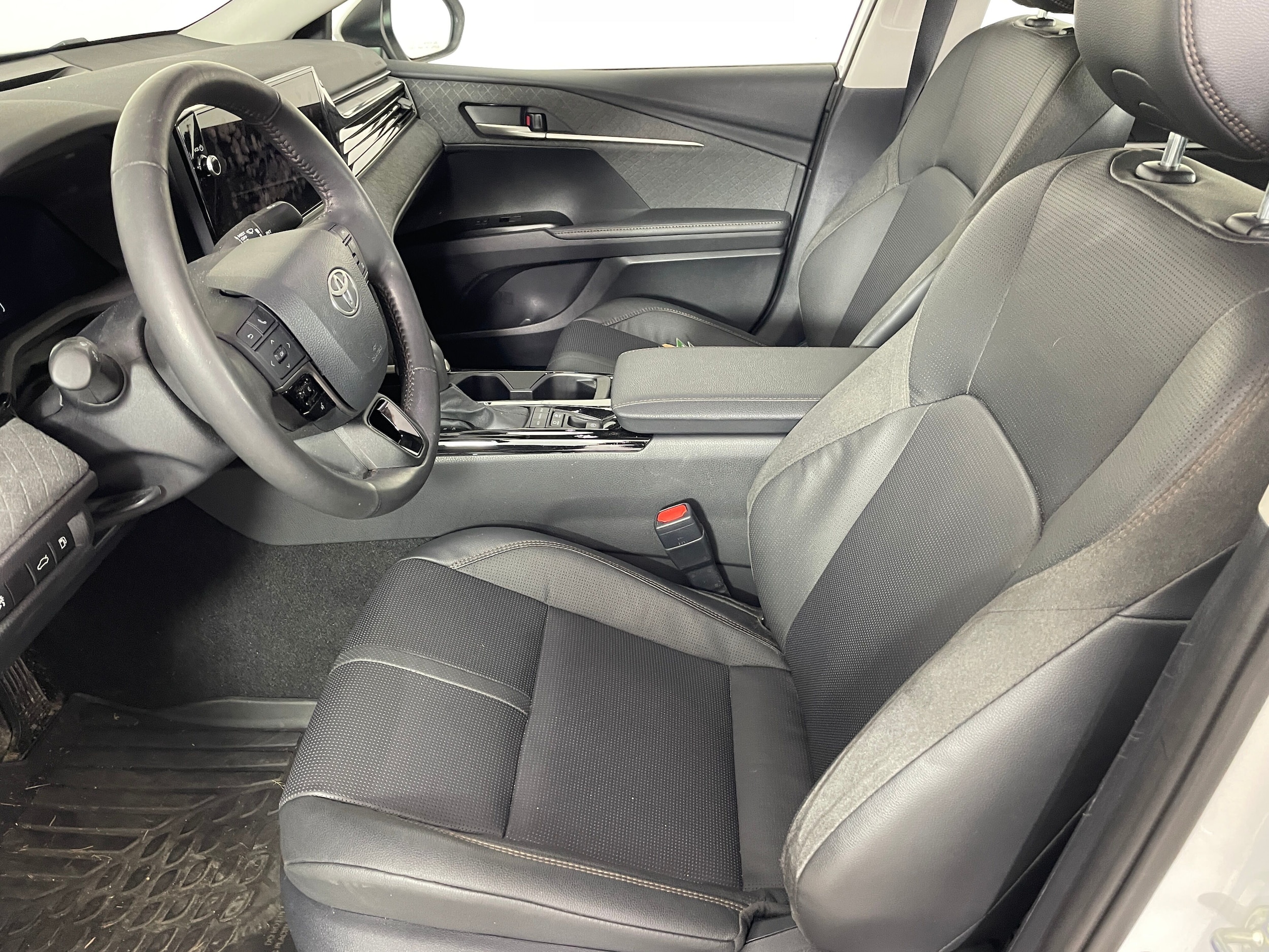 2025 Toyota Camry XLE photo 2