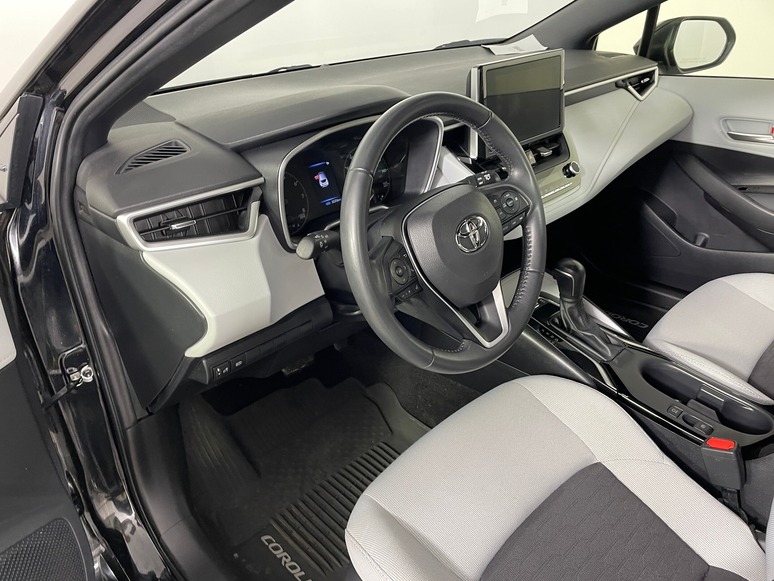 2023 Toyota Corolla SE photo 3