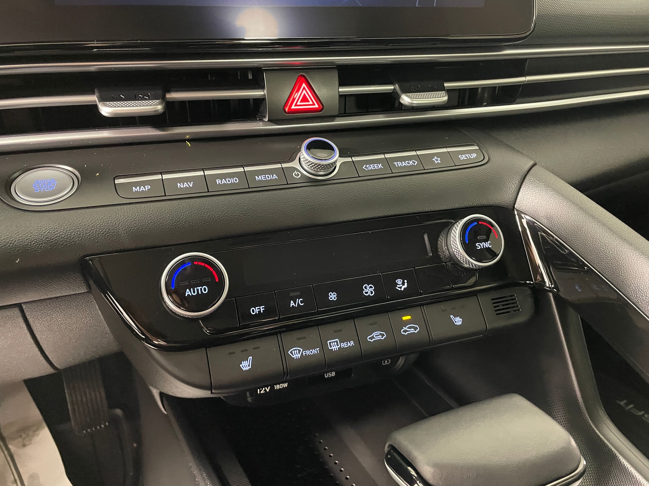 2023 Hyundai Elantra SEL photo 3