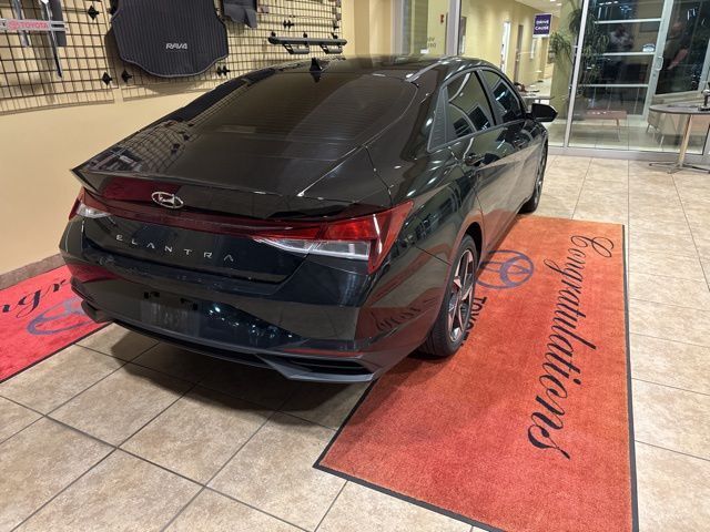 2023 Hyundai Elantra SEL photo 5