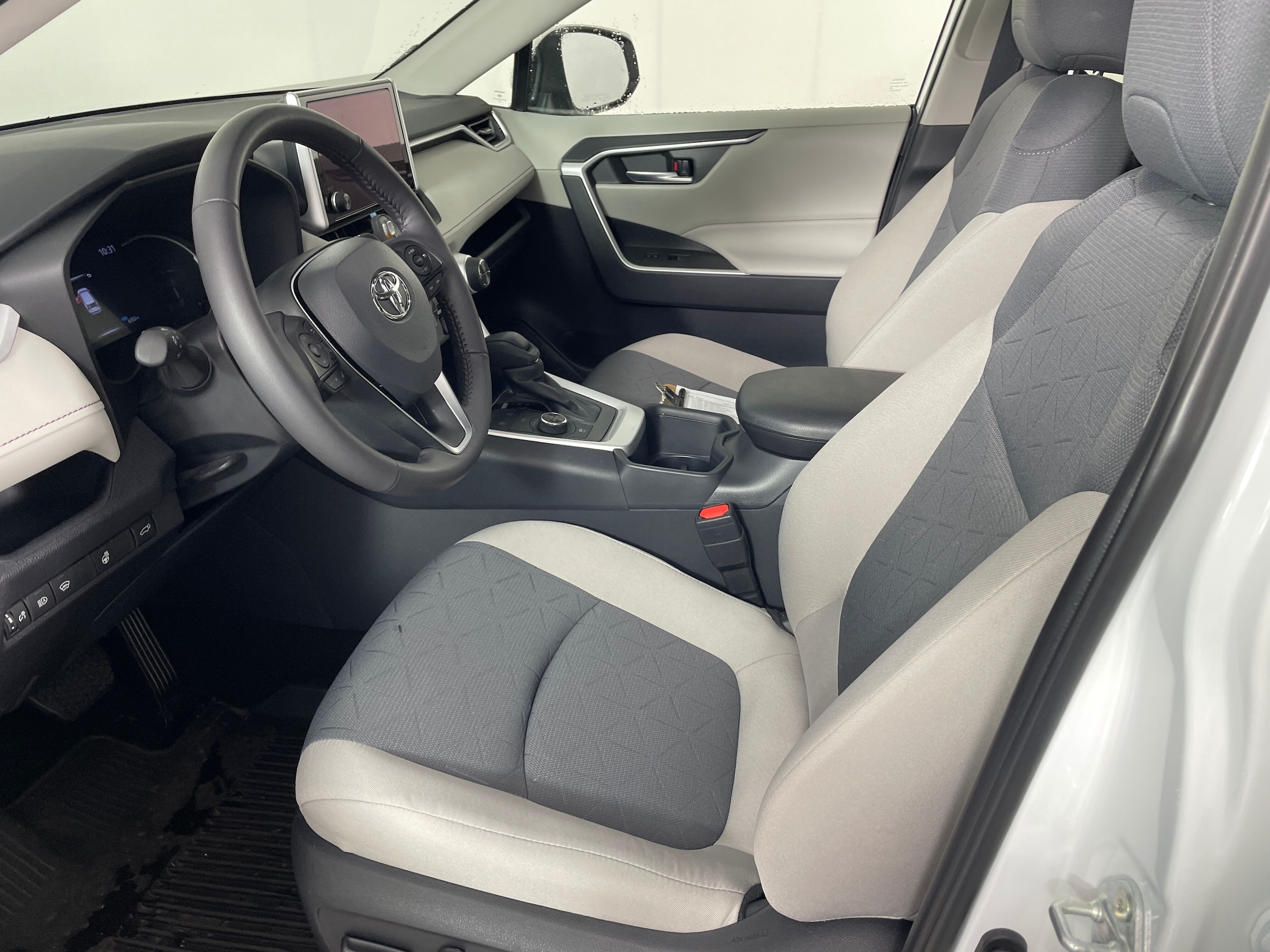 2025 Toyota RAV4 Hybrid XLE photo 2