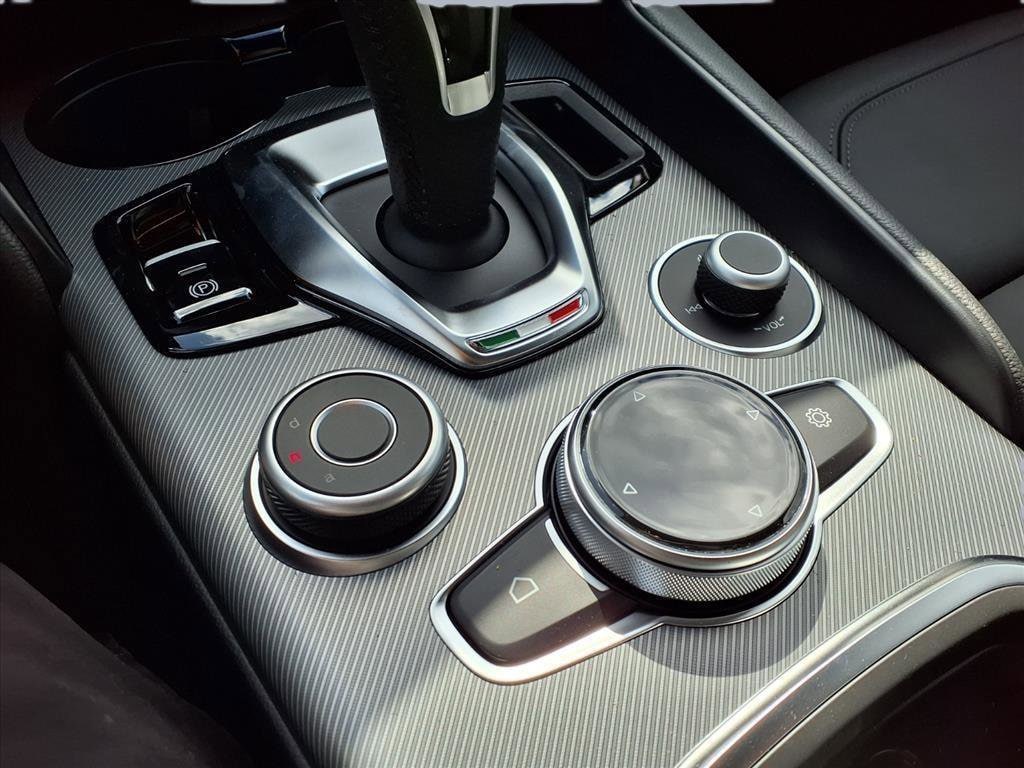 2025 Alfa Romeo Giulia Base - Photo 15