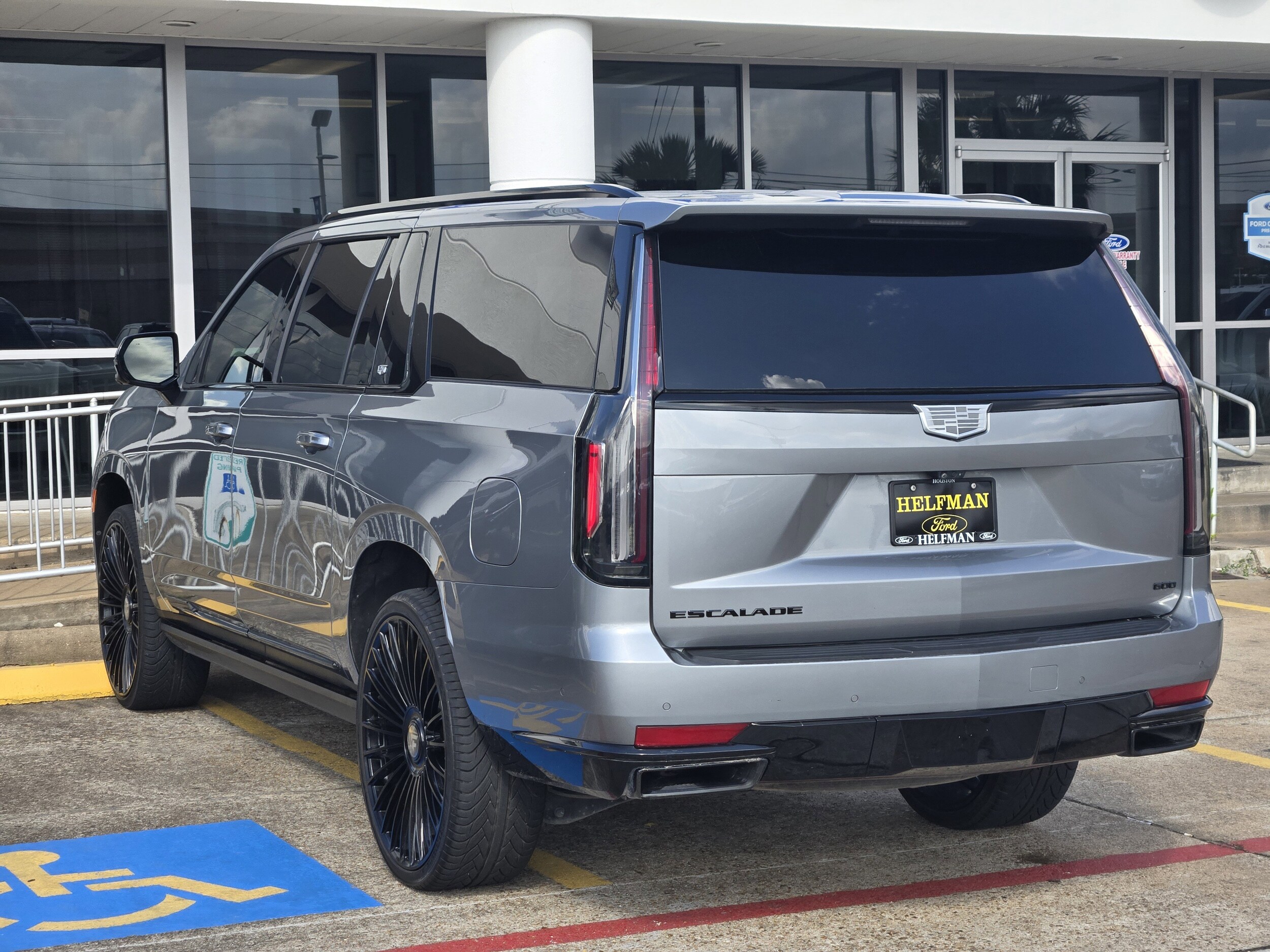 2023 Cadillac Escalade ESV Sport photo 4