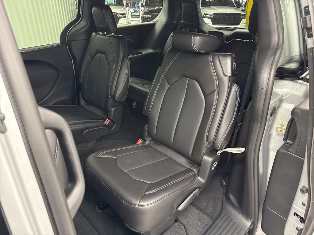 2026 Chrysler Pacifica Select - Photo 13