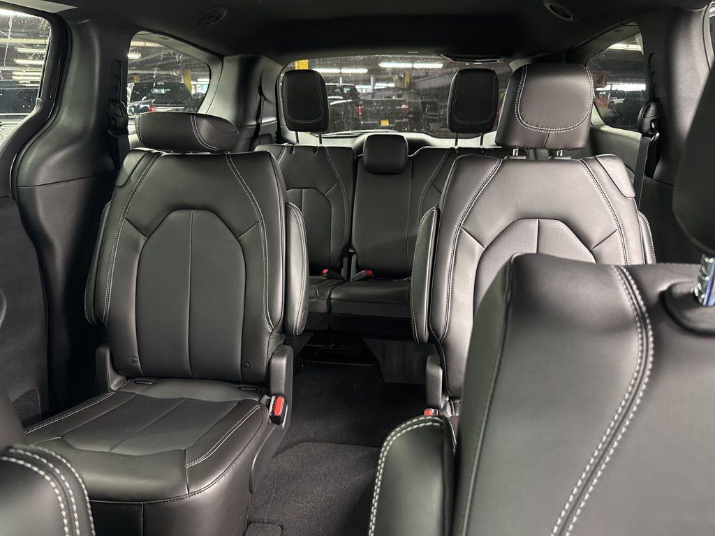 2026 Chrysler Pacifica Select - Photo 20