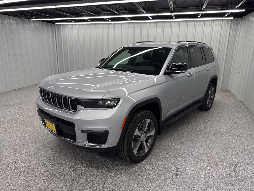 2025 Jeep Grand Cherokee Limited photo 3