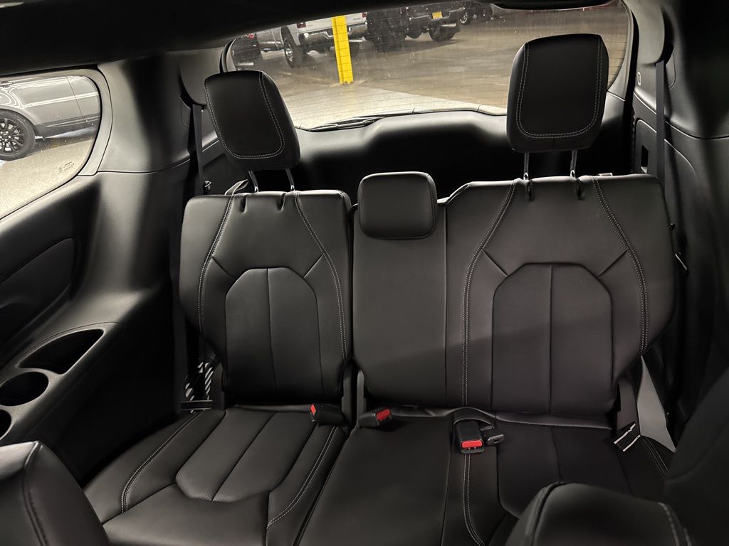 2026 Chrysler Pacifica Select - Photo 12