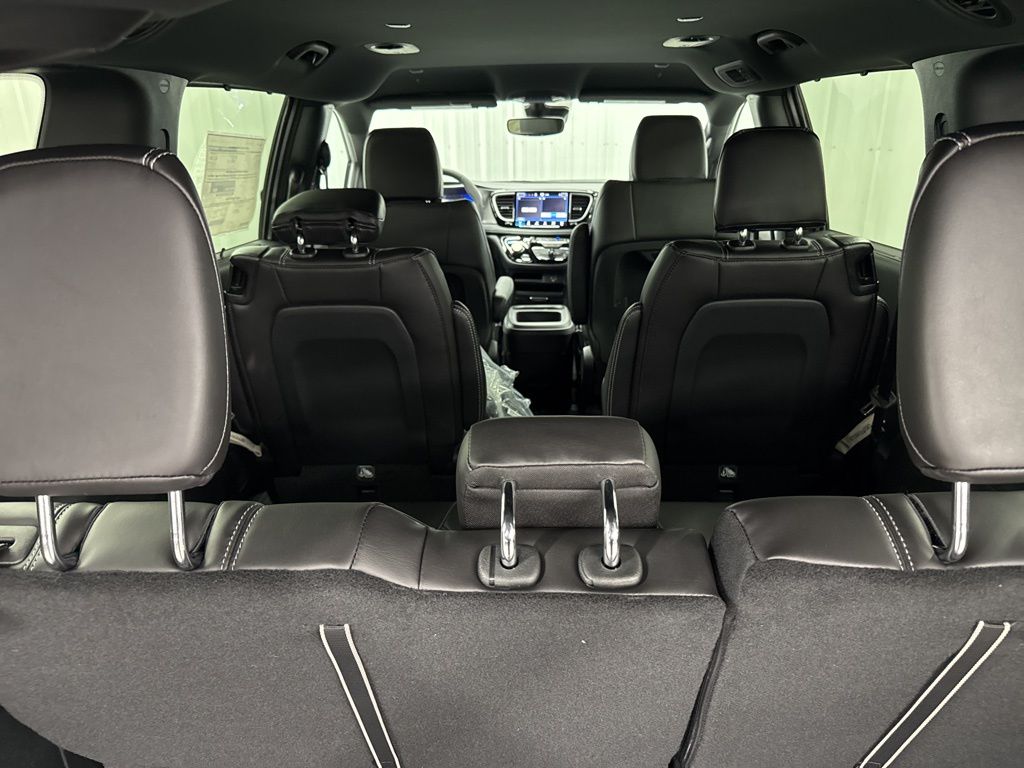2026 Chrysler Pacifica Select - Photo 9