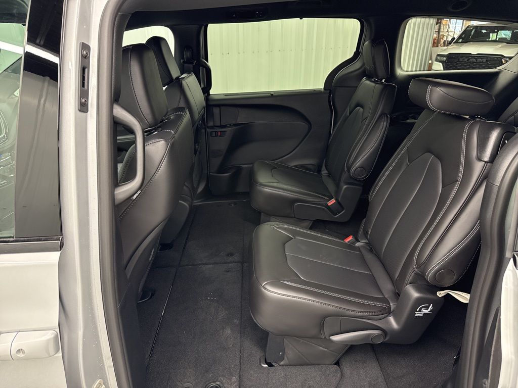 2026 Chrysler Pacifica Select - Photo 12