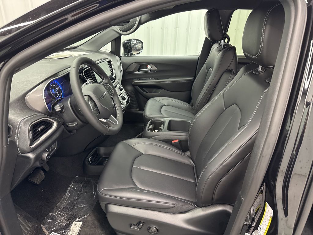 2026 Chrysler Pacifica Select - Photo 14