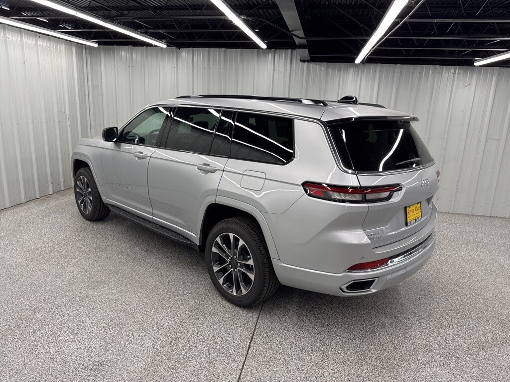 2025 Jeep Grand Cherokee Overland photo 2