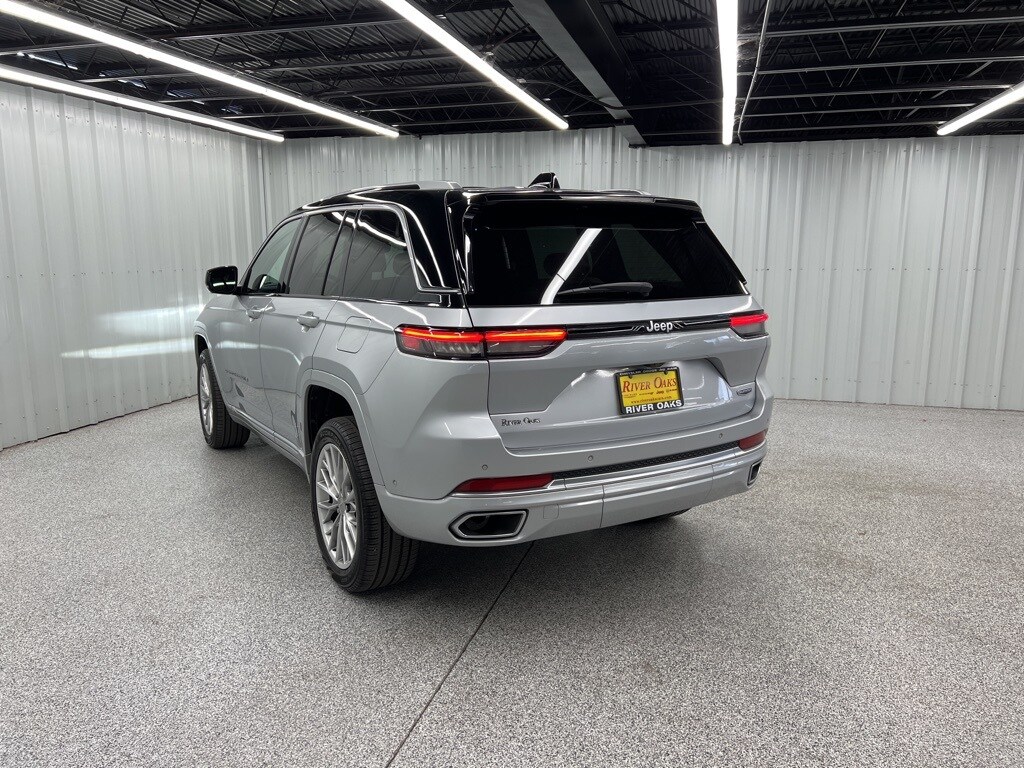 2023 Jeep Grand Cherokee Summit photo 3