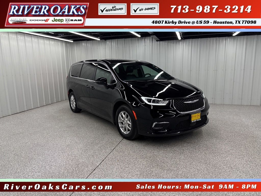2026 Chrysler Pacifica Select's photo