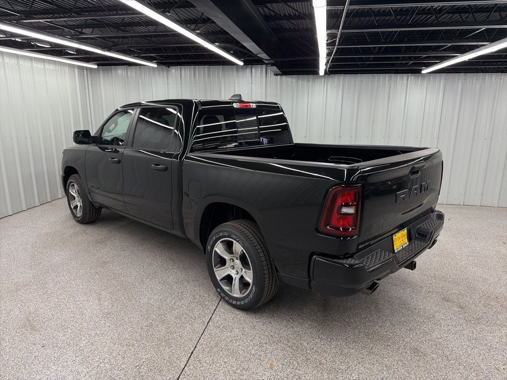 New 2026 Ram 1500 EXPRESS CREW CAB 4X2 5'7 BOX Pickup