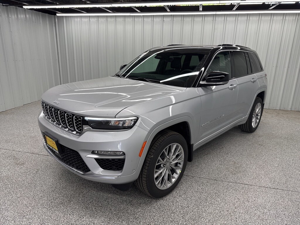 2025 Jeep Grand Cherokee Summit photo 3