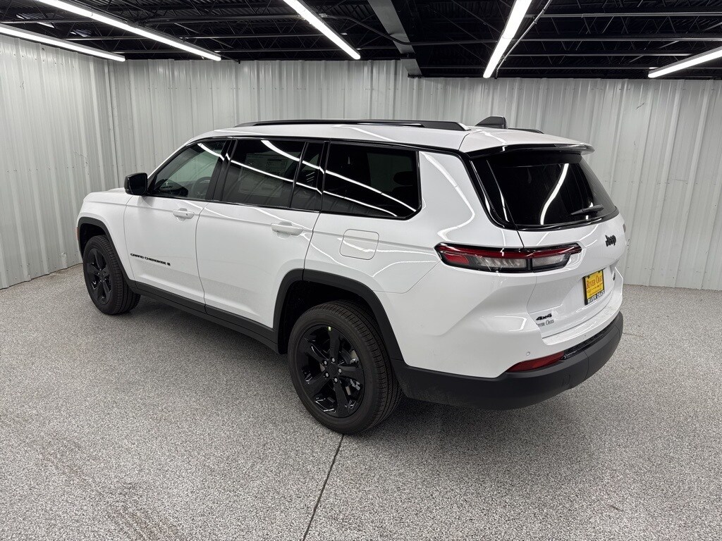 2025 Jeep Grand Cherokee Limited photo 2