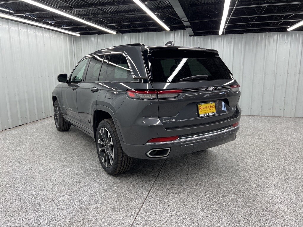 2022 Jeep Grand Cherokee Overland photo 2