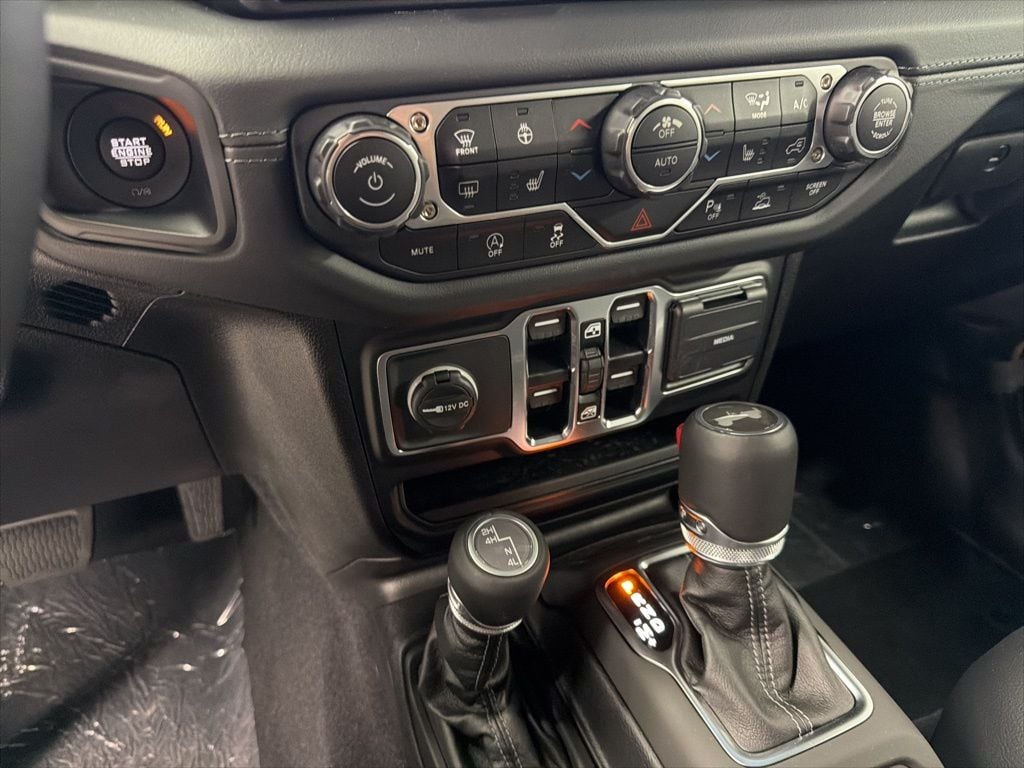 2025 Jeep Wrangler 4-Door Sahara - Photo 24