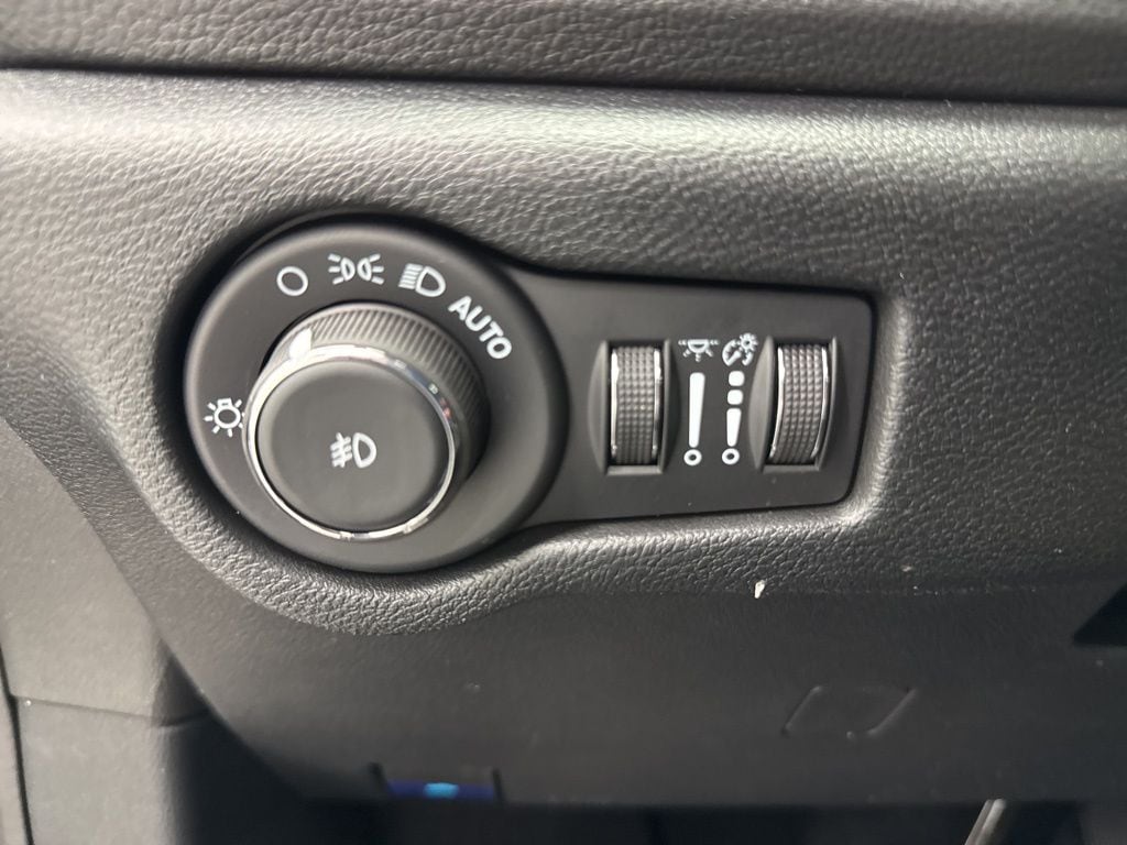 2026 Chrysler Pacifica Select - Photo 16