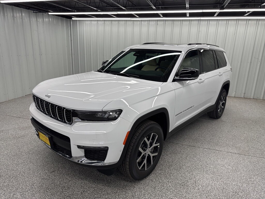 2025 Jeep Grand Cherokee Limited photo 3