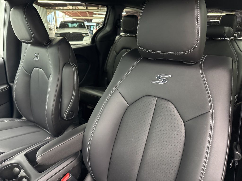 2026 Chrysler Pacifica Select - Photo 18