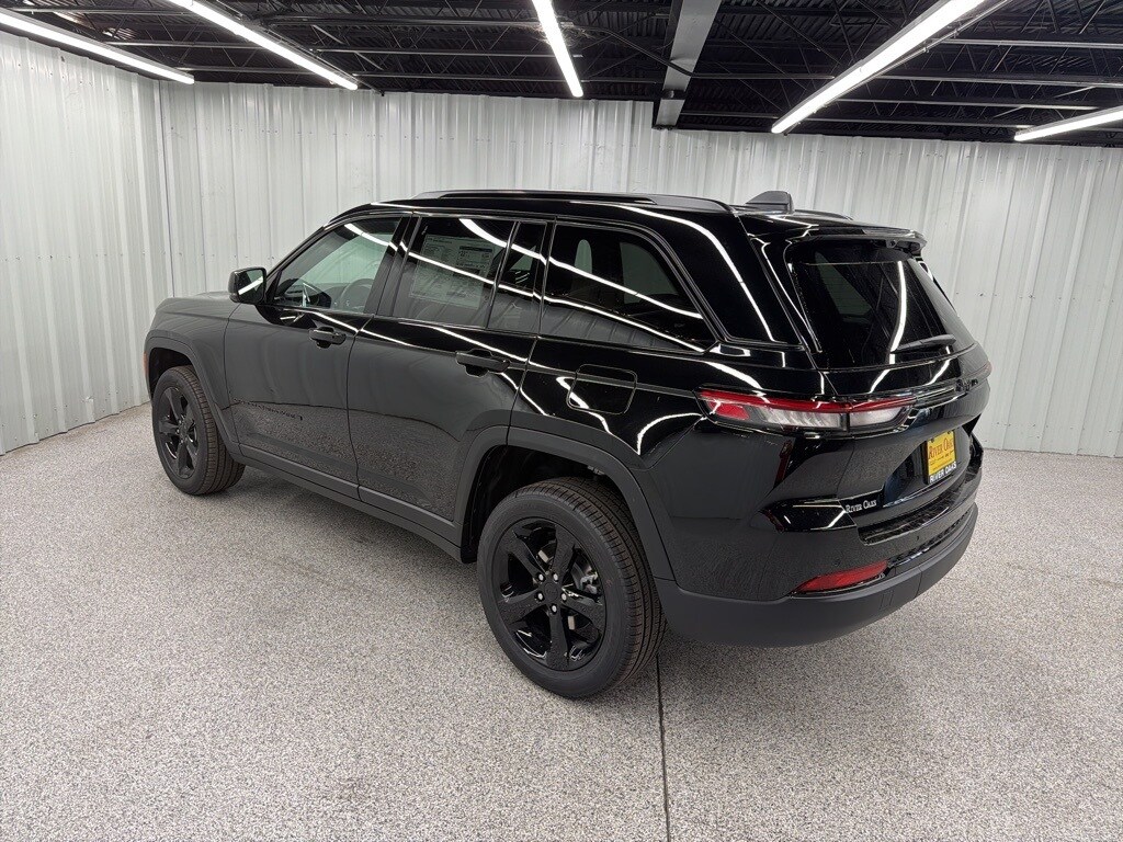 2025 Jeep Grand Cherokee Limited photo 3