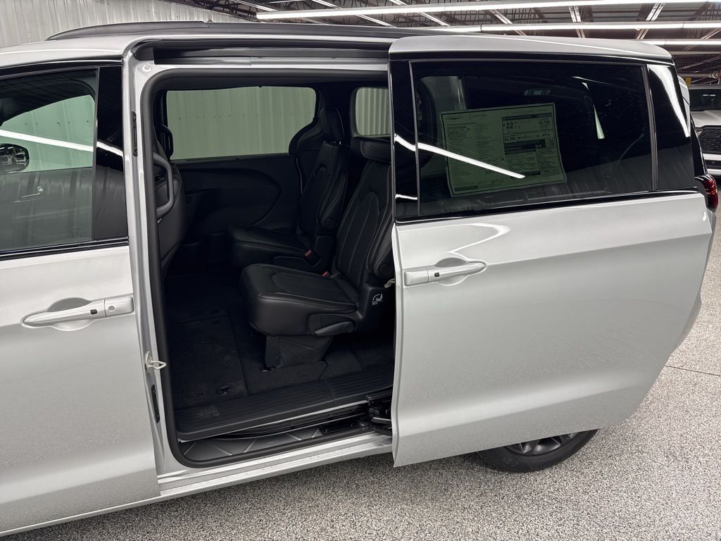 2026 Chrysler Pacifica Select - Photo 11