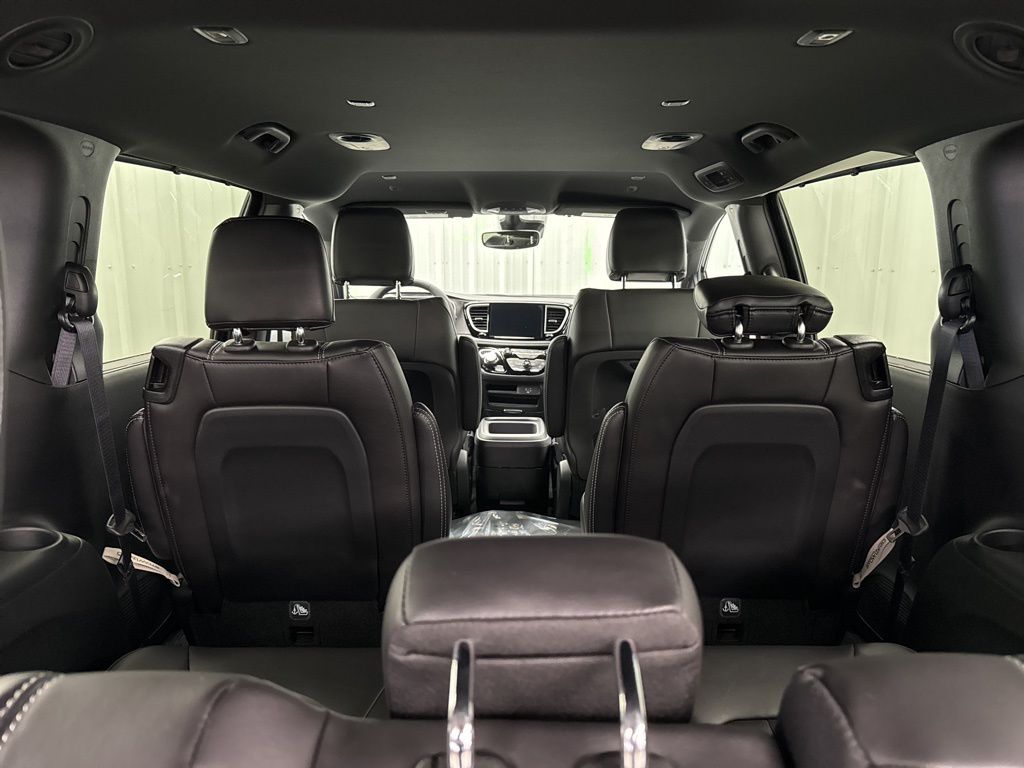 2026 Chrysler Pacifica Select - Photo 9