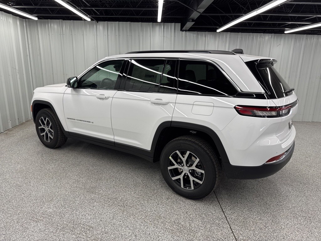 2025 Jeep Grand Cherokee Limited photo 3