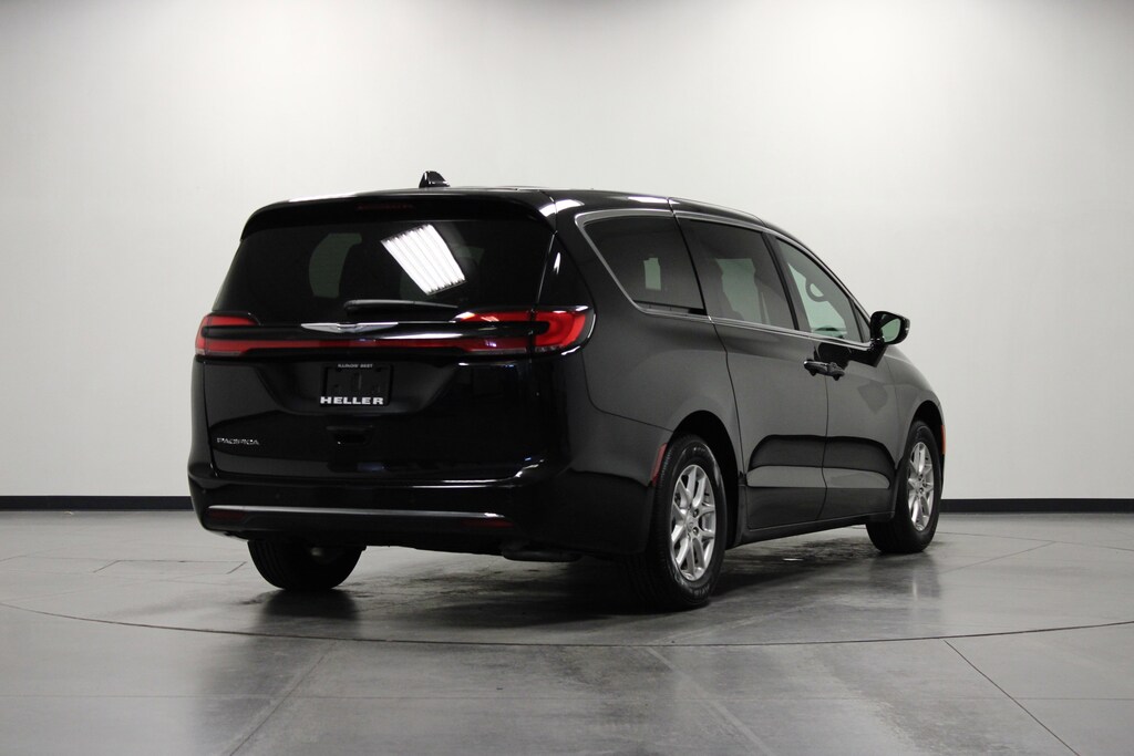 Used 2025 Chrysler Pacifica Select Select FWD