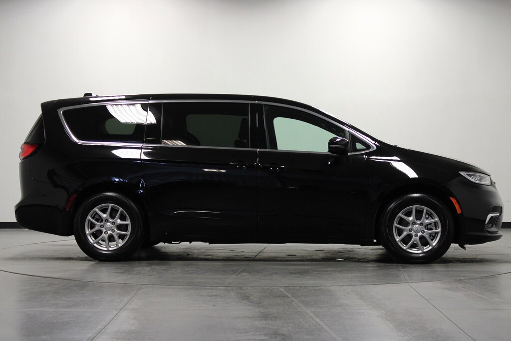 Used 2025 Chrysler Pacifica Select Select FWD