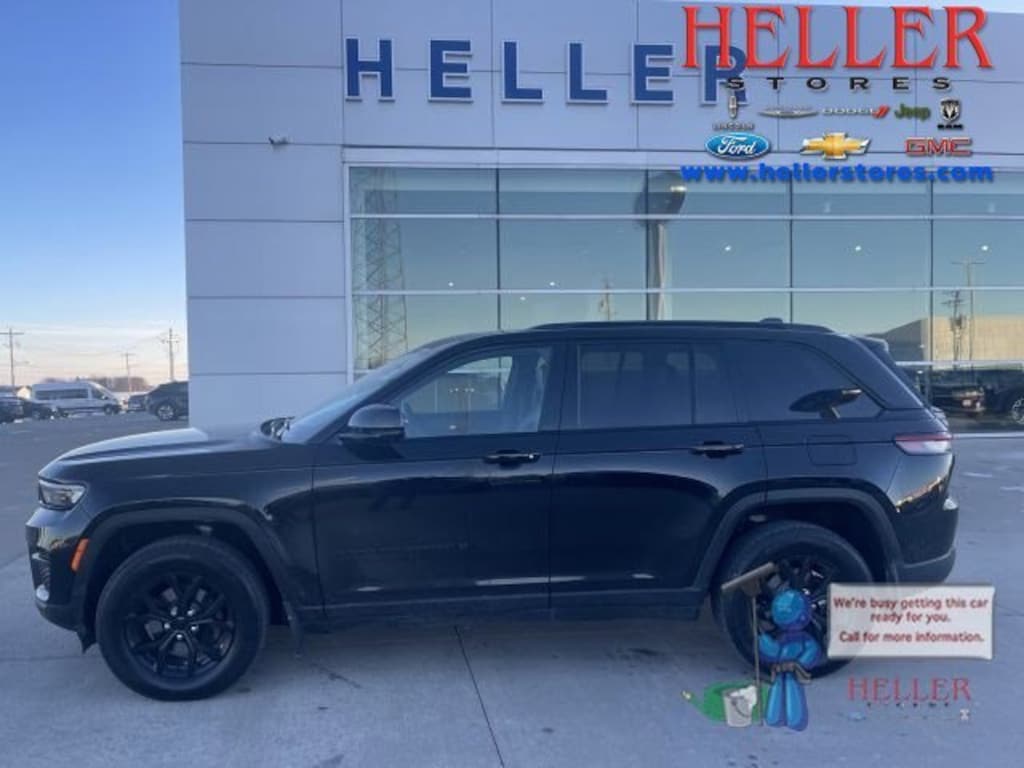 Used 2025 Jeep Grand Cherokee Laredo SUV