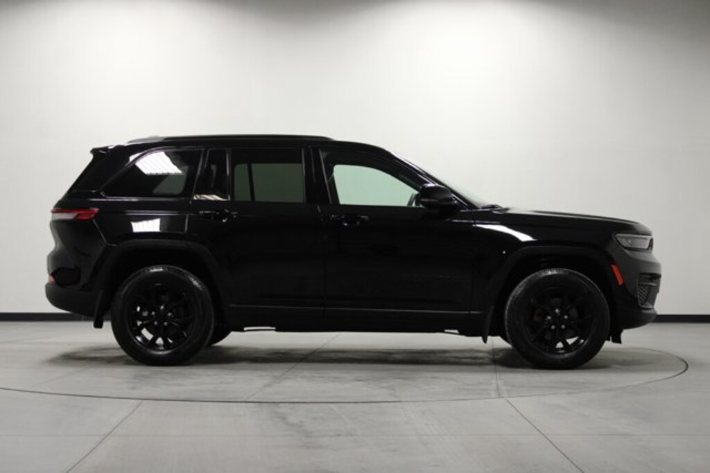 Used 2025 Jeep Grand Cherokee Laredo SUV