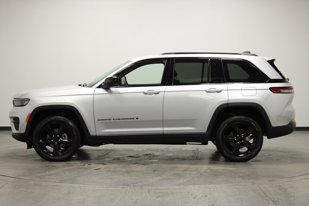 Used 2023 Jeep Grand Cherokee Laredo SUV