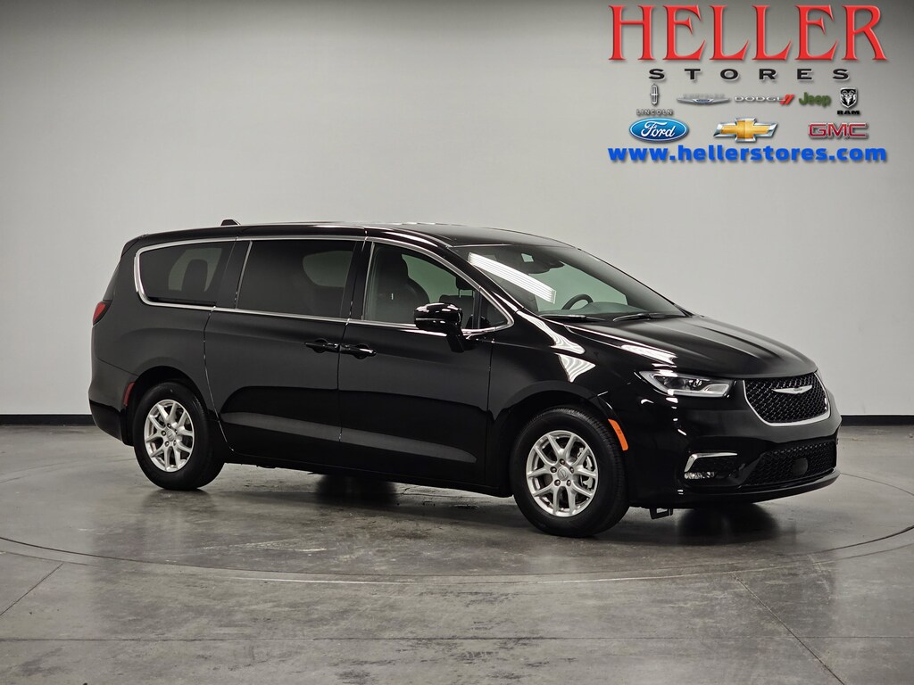 Used 2025 Chrysler Pacifica Select Passenger Van