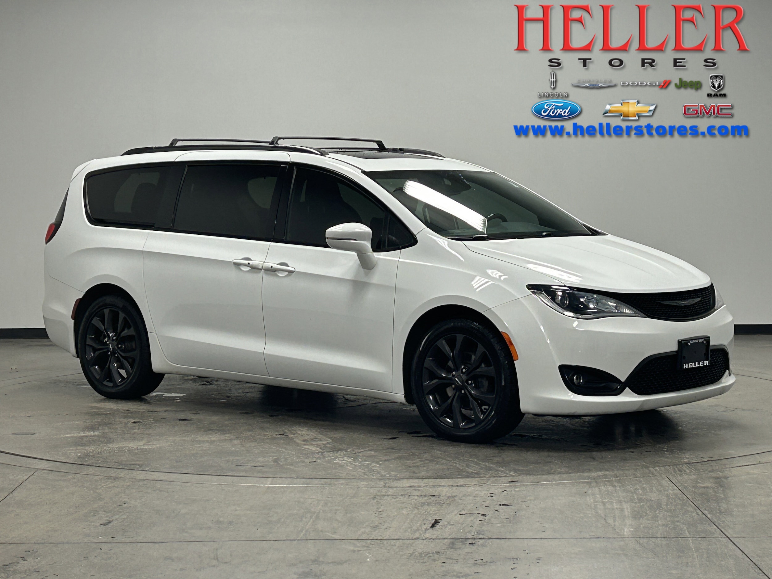 2019 Chrysler Pacifica Limited's photo