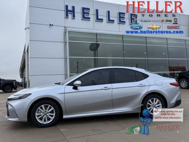 2025 Toyota Camry LE's photo