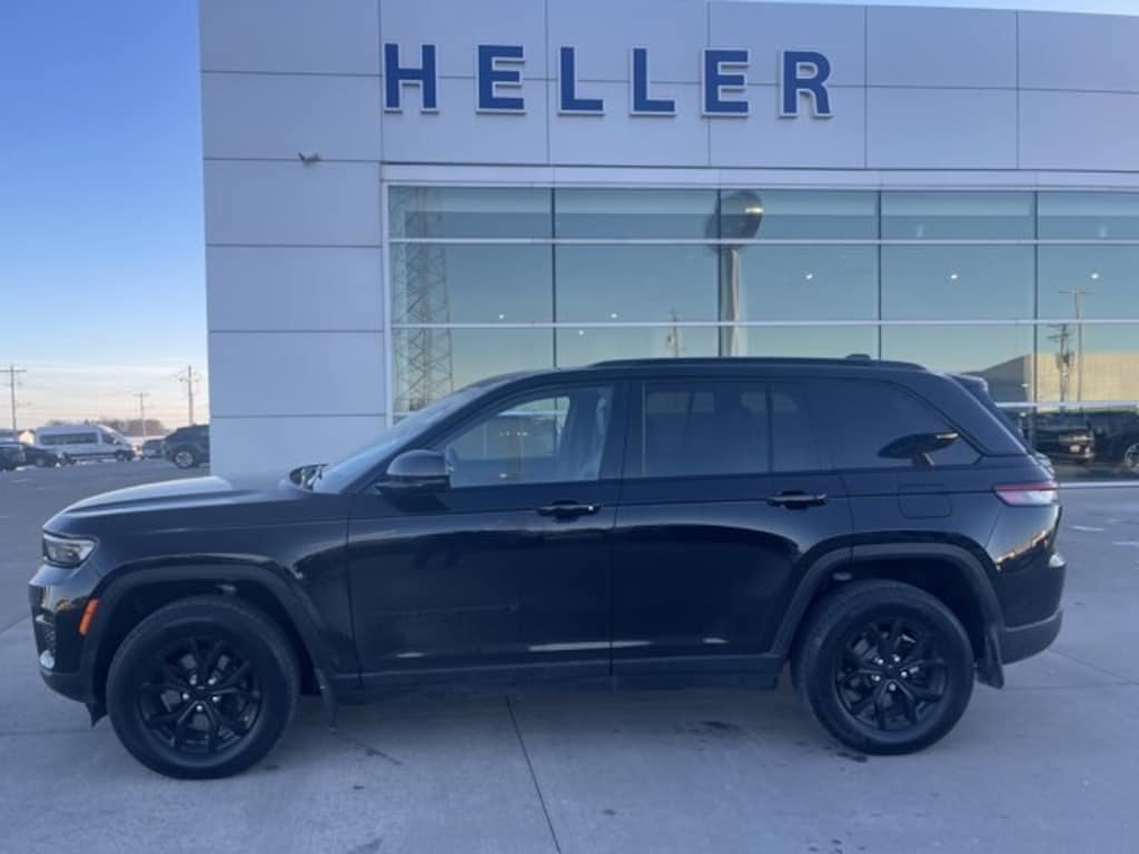 Used 2025 Jeep Grand Cherokee Laredo SUV