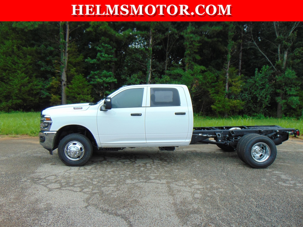 New 2026 Ram 3500 Chassis Cab TRADESMAN CREW 4X4 60' CA Pickup