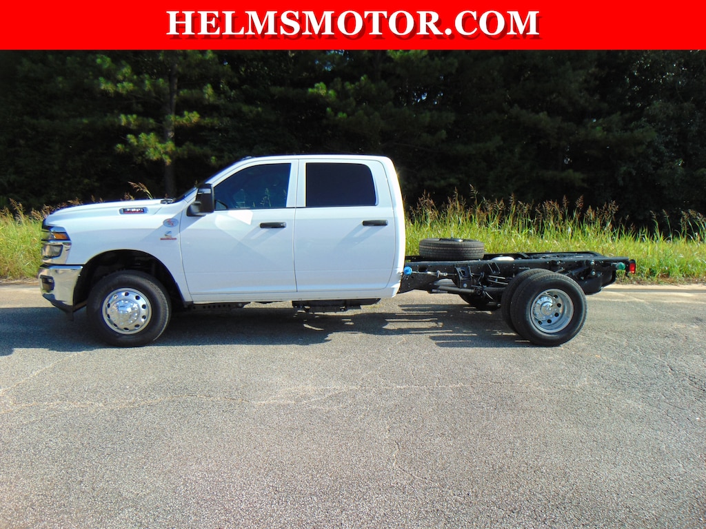 New 2025 Ram 3500 Chassis Cab 3500 TRADESMAN CREW CAB CHASSIS 4X4 60' CA Pickup