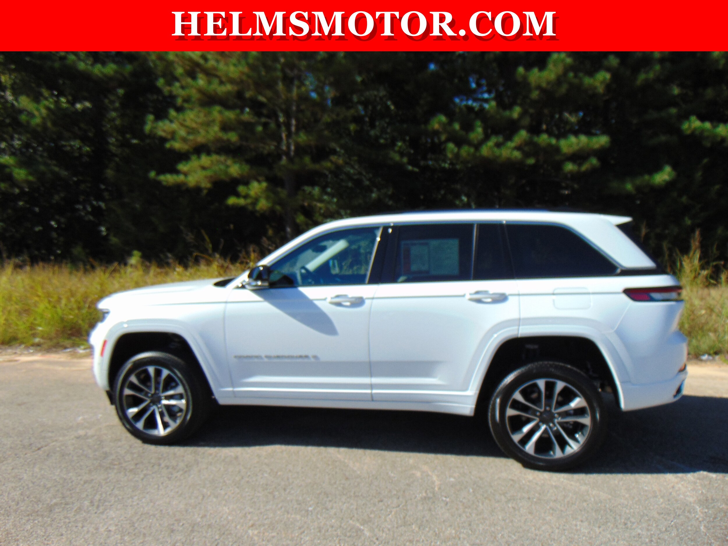 2023 Jeep Grand Cherokee Overland photo 2