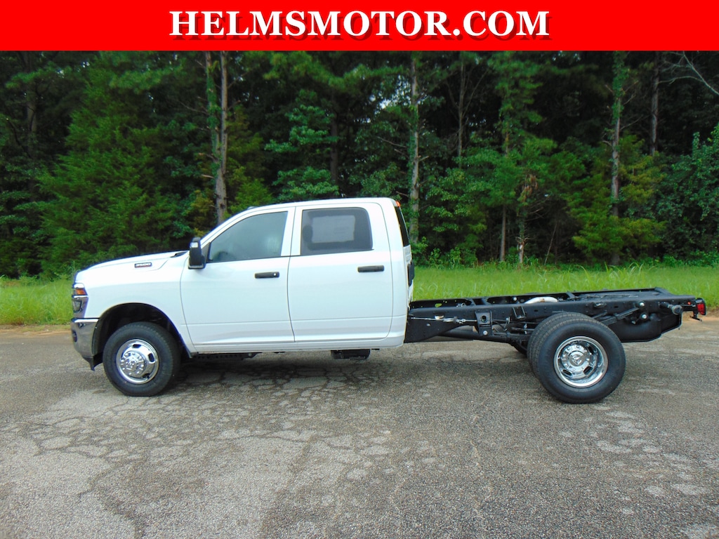New 2026 Ram 3500 Chassis Cab TRADESMAN CREW 4X4 60' CA Pickup