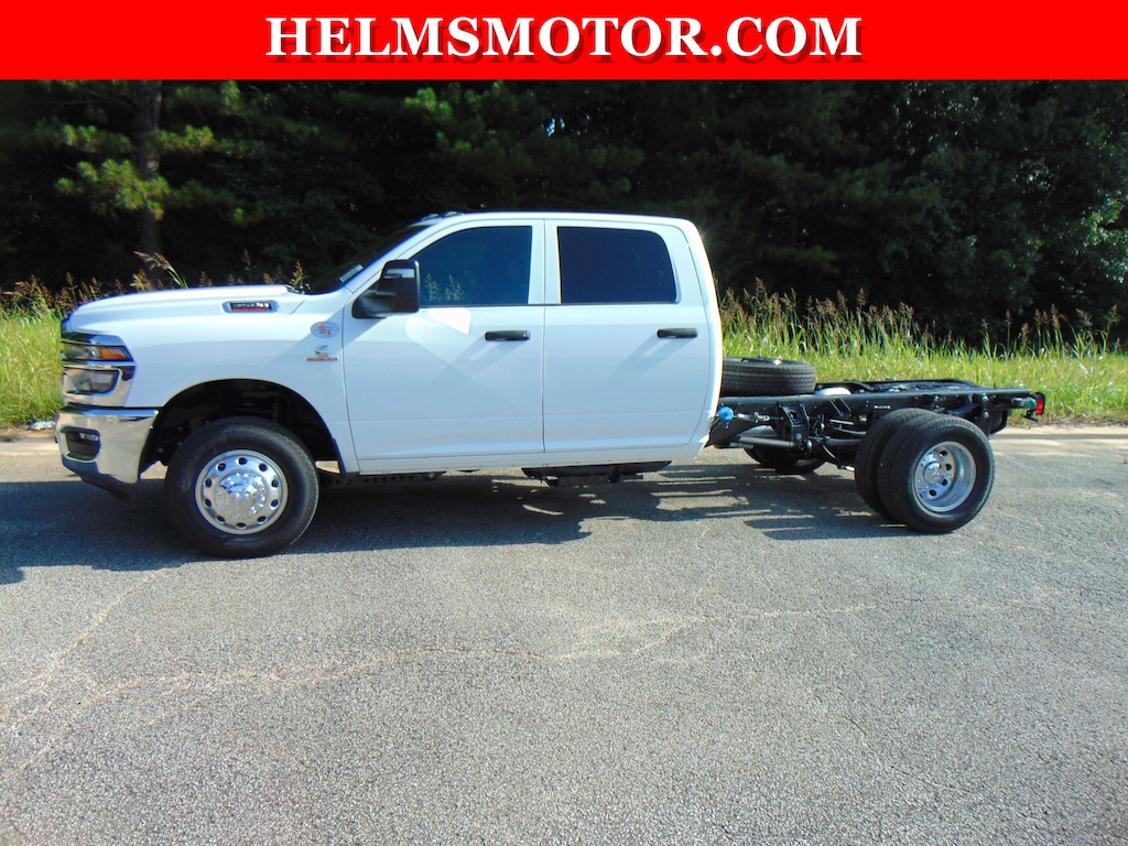 New 2025 Ram 3500 Chassis Cab 3500 TRADESMAN CREW CAB CHASSIS 4X4 60' CA Pickup
